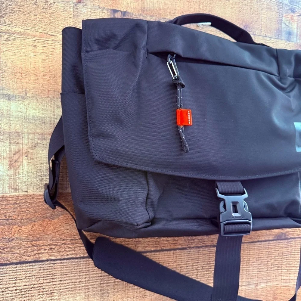 NWOT Mammut Xeron Messenger 14 Shoulder Bag W Laptop Compartment